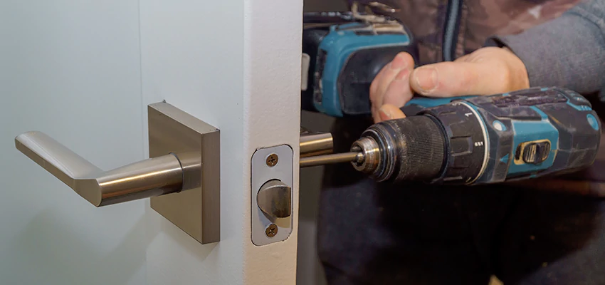 Broken Door Handle Lock Repair in La Crescenta-Montrose, California